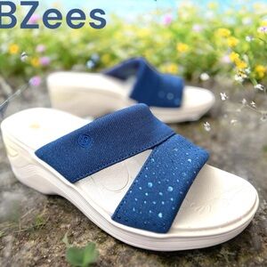 BZees-NWOB size 7.5 Womens Dynasty Navy Blue Sparkle Knit Wedge. New without box